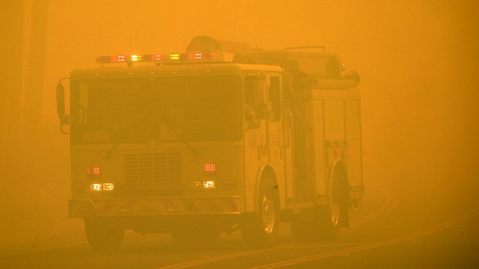 Residentes en comunidades costeras de la playa han recibido la orden de irse. Ventura, California