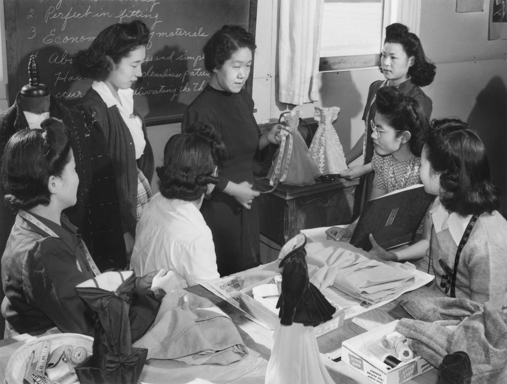 La profesora de moda y diseño Ryie Yoshizawa con un grupo de estudiantes en el centro de reubicación de Manzanar, California, en 1943.
