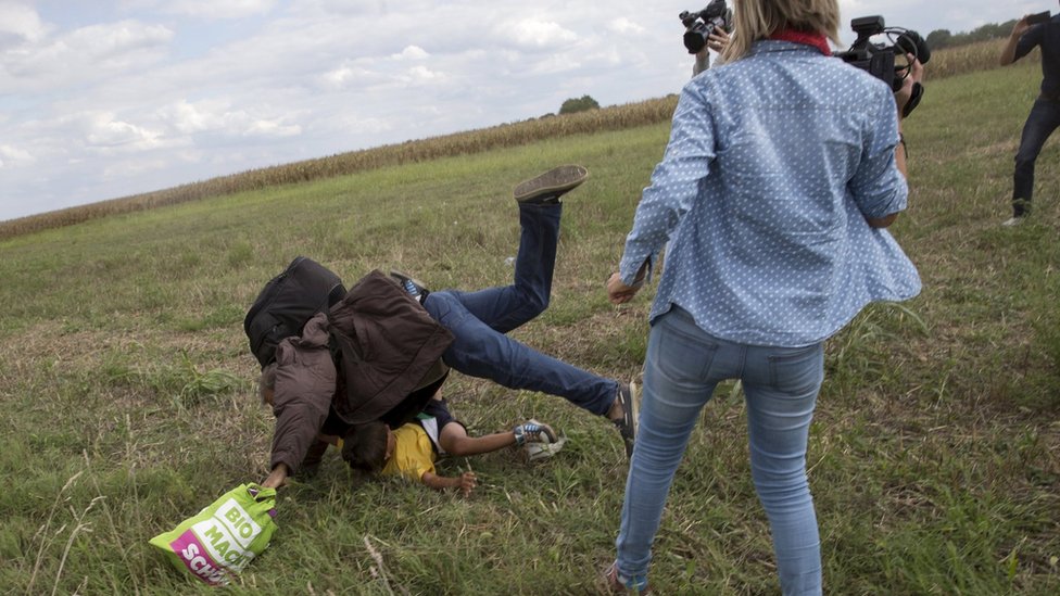 U snimku sa scene, Laslo je udarila mladu devojku i saplela oca koji je nosio dete