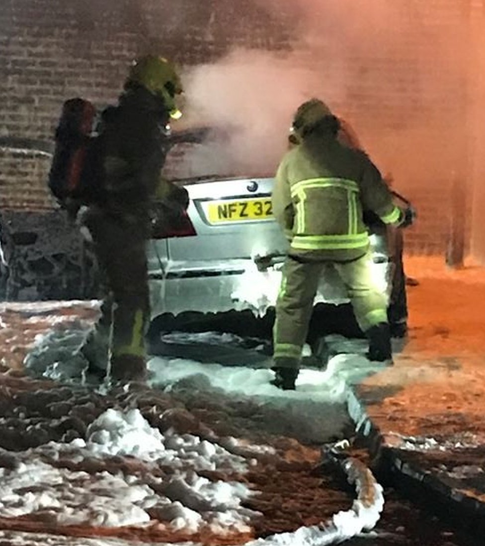 Пожарные разбираются с сгоревшим серебристым Saab