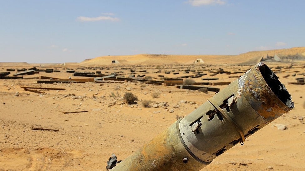 Ракета торчит в пустыне, вдали разбросаны еще тысячи единиц оружия, оставленных силами Каддафи в пустыне недалеко от Юфры - 2011