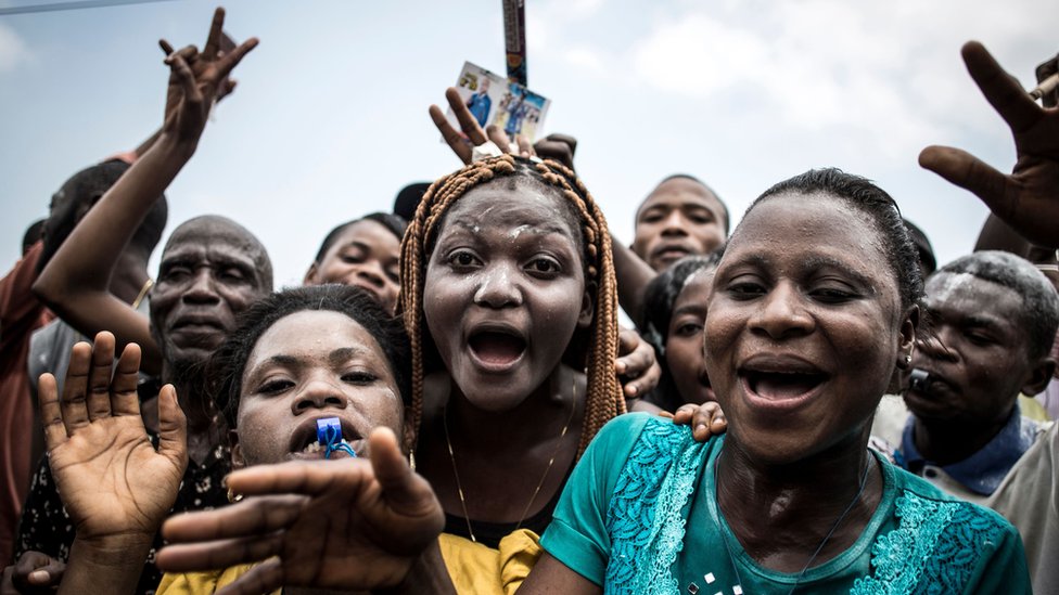 Сторонники Феликса Чисекеди, который был назван временным победителем президентских выборов в Демократической Республике Конго, празднуют возле штаб-квартиры Союза за демократию и социальный прогресс (UDPS) в Киншасе 10 января 2019 г.