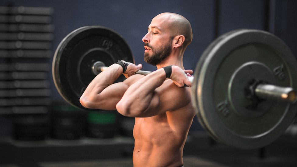 Los trabajos de fuerza afectan principalmente los tejidos musculares por lo que se recomienda consumir alimentos ricos en proteínas. Hombre haciendo pesas