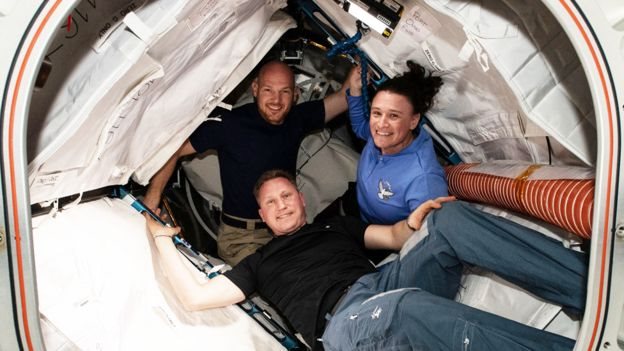 Alexander Gerst, Sergei Prokopyev y Serena Auñón-Chancellor en la Estación Espacial Internacional