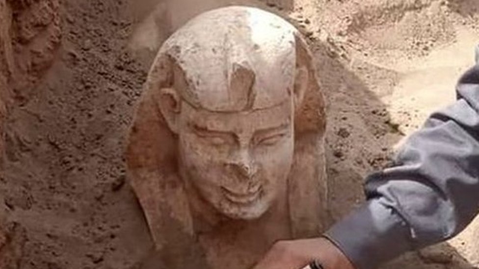sphinx statue in egypt