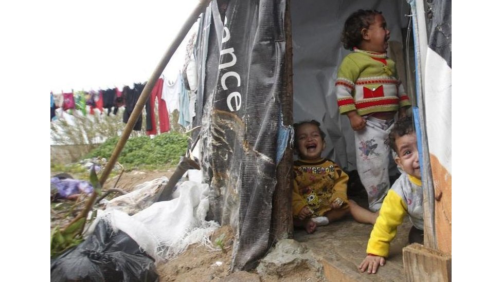 صورة عائلة سورية في خيمة في لبنان
