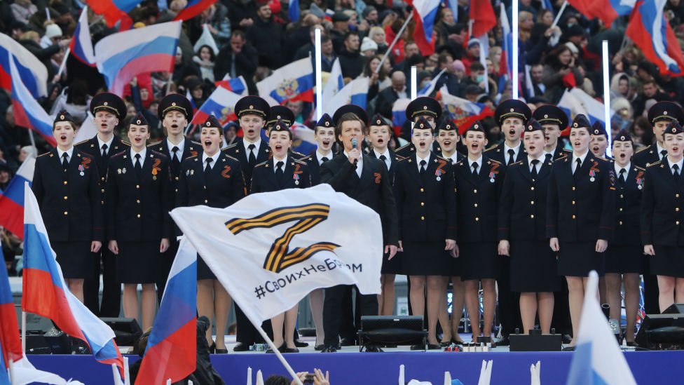 Un coro canta frente al público en el estadio Luzhniki de Moscú