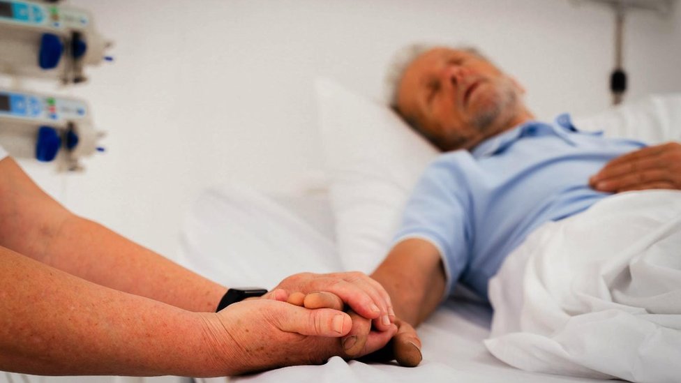 Muškarac spava u bolničkom krevetu