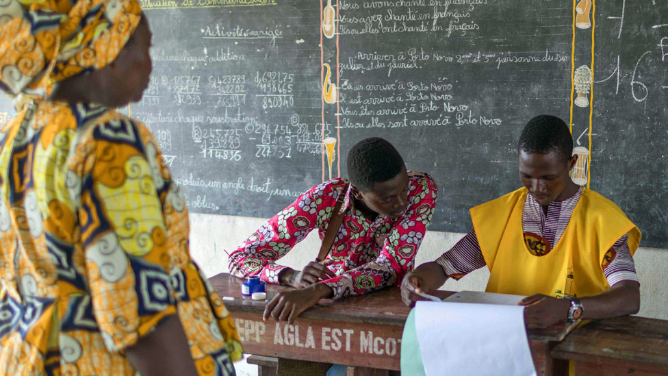 Женщина прибывает для голосования в начальную школу штата Агла Восток в Котону 28 апреля 2019 года - Бейн