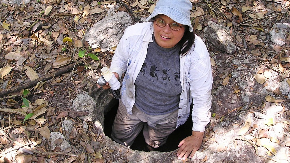 Carlota Monroy saliendo con chinches en un frasco de una Chultum, es una especie de cueva que hacían los mayas en el suelo calizo para proteger la comida del calor.