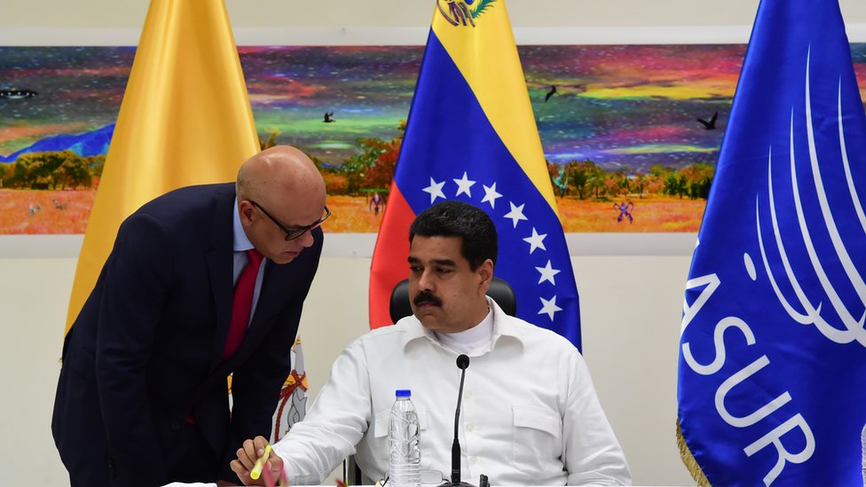 Президент Венесуэлы Николас Мадуро (справа) на встрече между правительством Венесуэлы и лидерами оппозиции для переговоров при поддержке Ватикана, 30 октября 2016 г.
