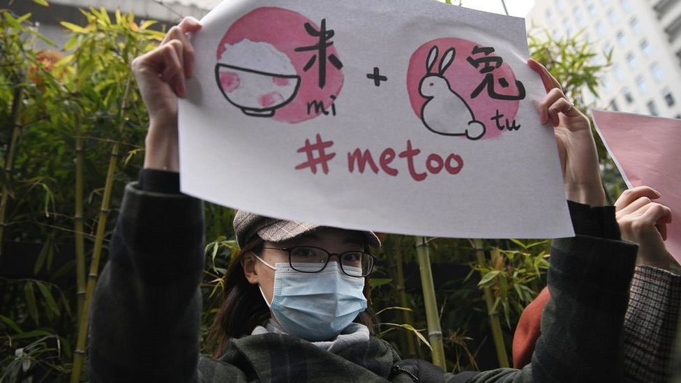 北京海澱區法院外一名周曉璇的支持者舉起#MeToo運動標語牌聲援（2/12/2020）
