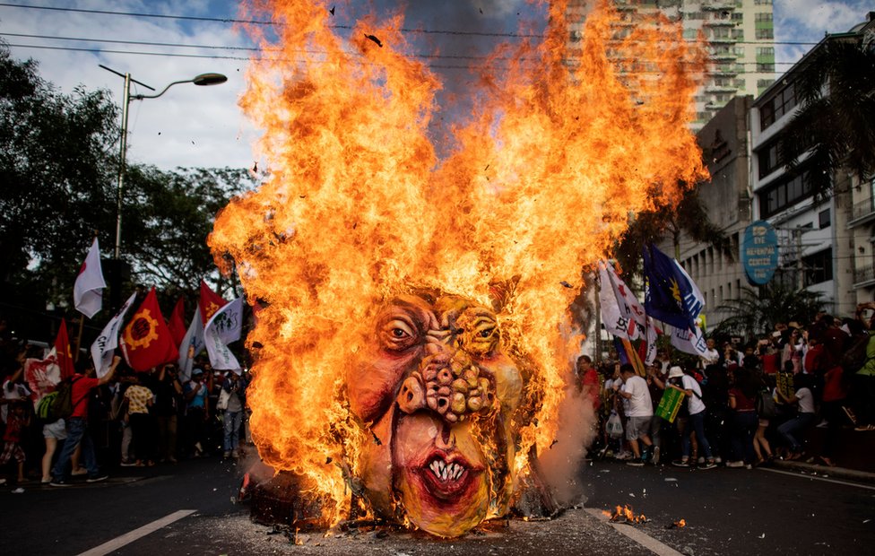 Devrimci lider Andres Bonifacio'nun 155. doğumgününü kutlayan aktivistler Filipinler'in başkenti Manila'da bulunan ABD Büyükelçiliği yakınlarında Filipinler Devlet Başkanı Rodrigo Duterte'nin kuklasını yakarken