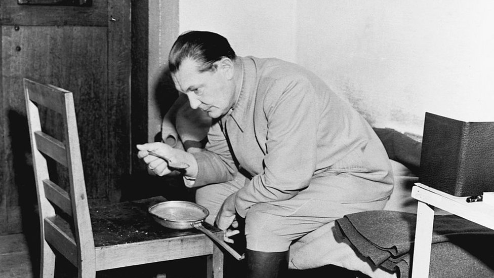Hermann Göring comiendo en su celda