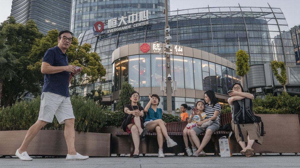 上海恆大中心外群眾坐在長椅上歇息（21/9/2021）