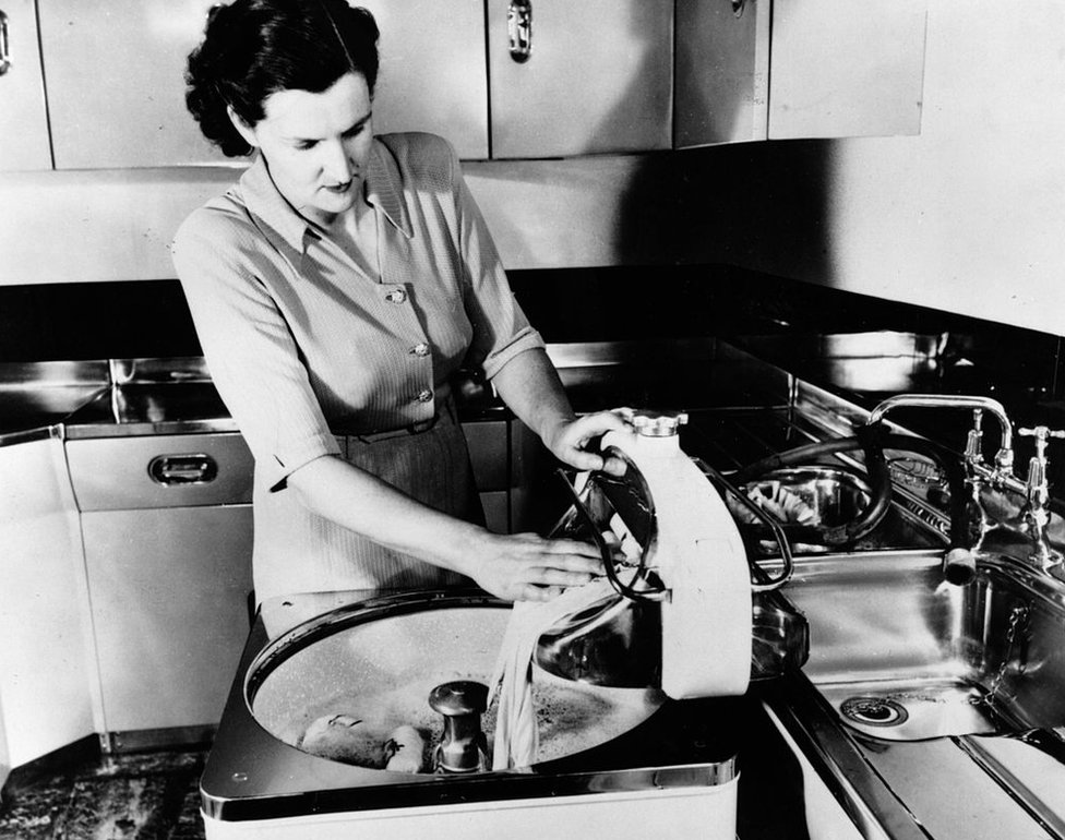 Женщина демонстрирует первую электрическую стиральную машину, около 1950 года