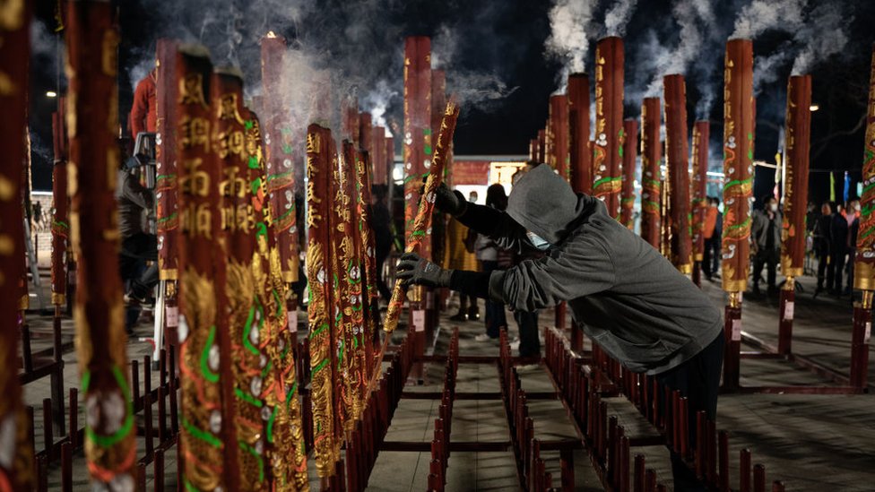 一名男子在香港一座寺廟供香。