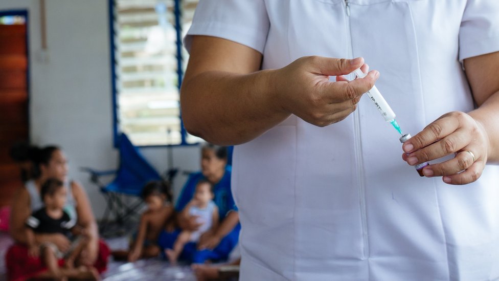 Сотрудники ЮНИСЕФ в Самоа вакцинируют людей