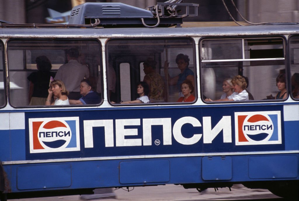 Publicidad de Pepsi en el transporte público de Moscú en julio de 1990.
