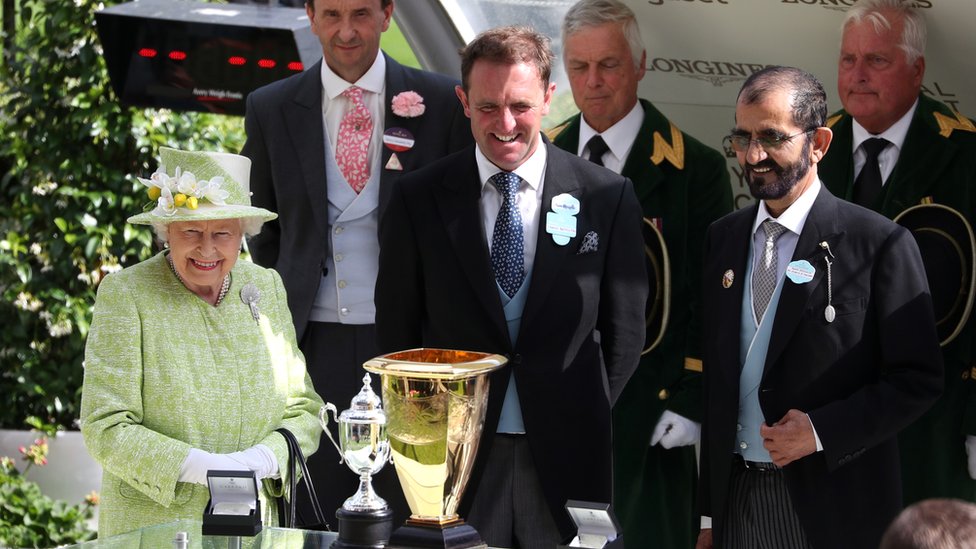 Queen Elizabeth pada 2019 dengan Syekh Mohammed, dua dari kanan, yang sering datang ke balap kuda.