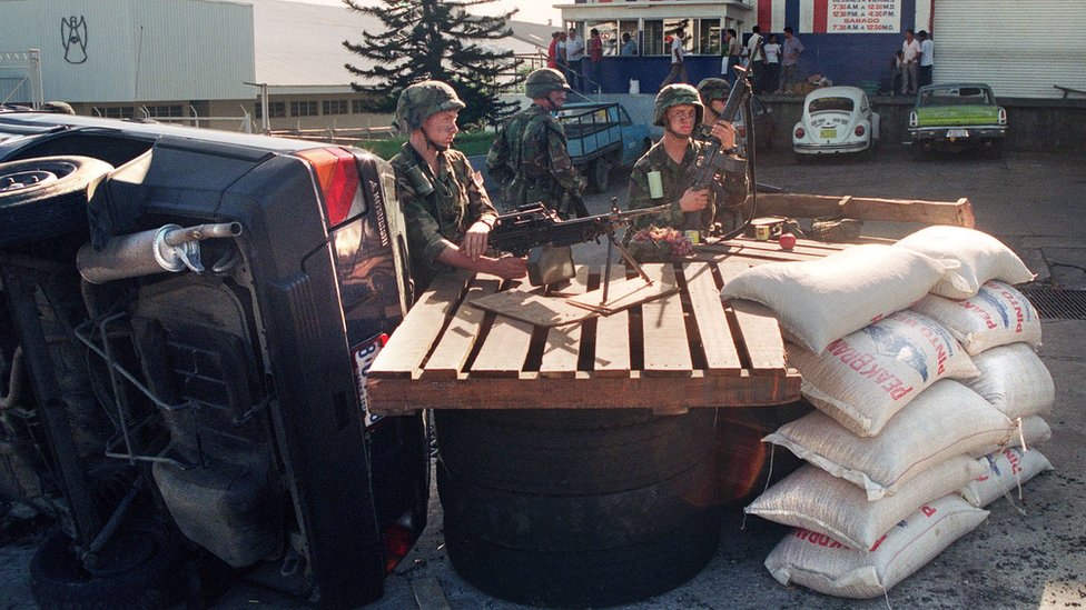 Американские солдаты заняли позицию возле супермаркета в центре Панама-Сити 23 декабря 1989 года.