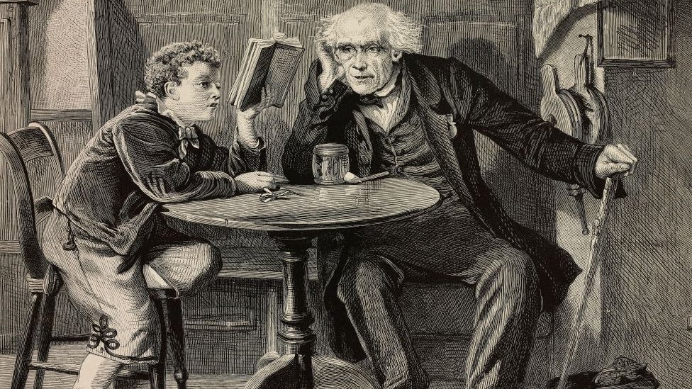 Un niño lee a un anciano