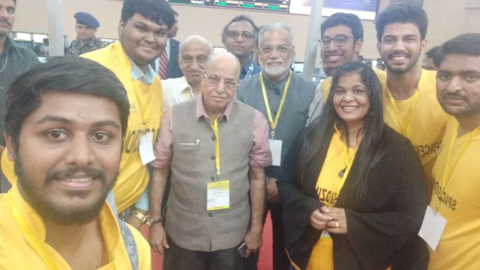 Tim berfoto dengan ilmuwan India