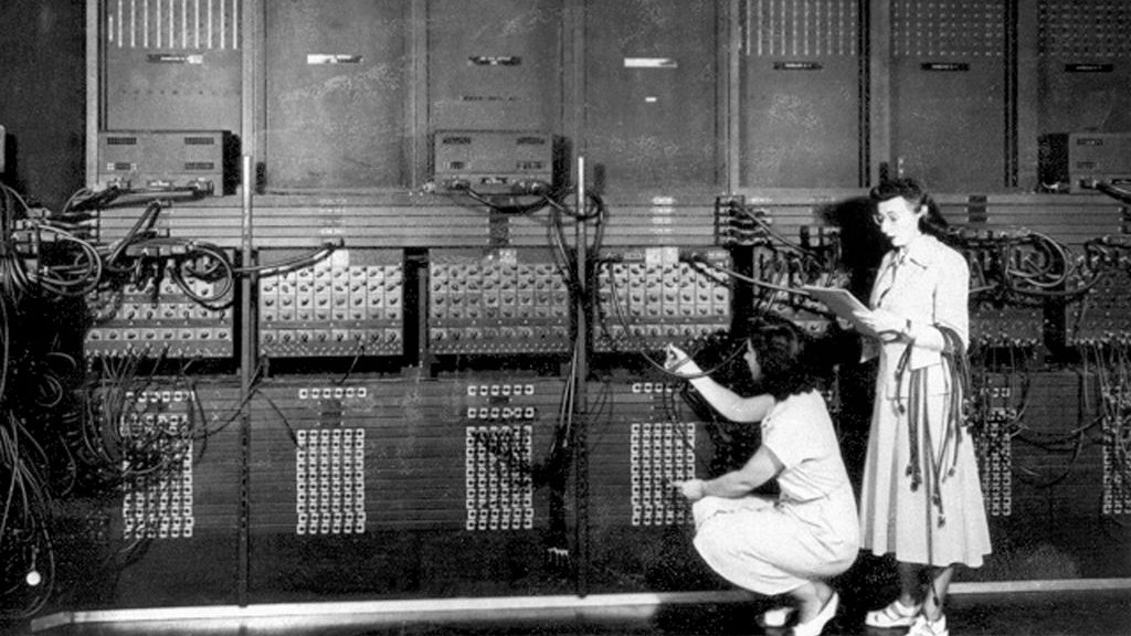 Gloria Gordon Bolotsky y Ester Gerson con ENIAC y cargando cables