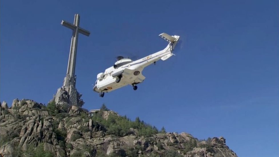 Вертолет с гробом с останками покойного испанского диктатора Франсиско Франко взлетает в долине павших в Сан-Лоренцо-де-Эль-Эскориал, Испания, 24 октября 2019 г.