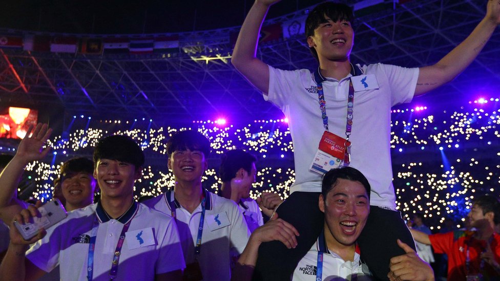 Atlet Korea Utara dan Selatan pawai bersama dalam upacara penutupan dan pembukaan Asian Games.