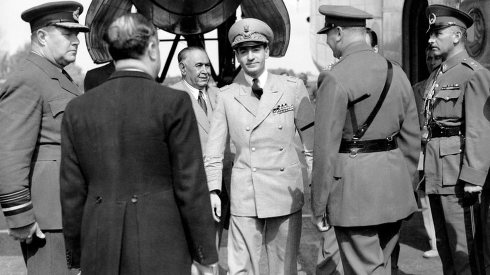 الشاه يتوسط قادة عسكريين بريطانيين استقبلوه في مطار نورث هولت في 20 يوليو/تموز عام 1948