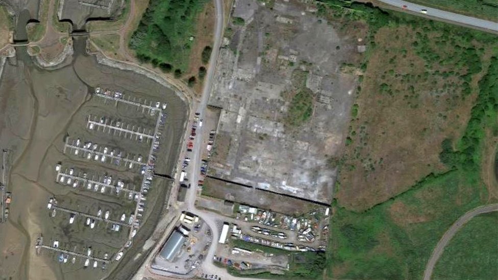 Вид с воздуха на гавань Берри-Порт и бывшую фабрику Grillo