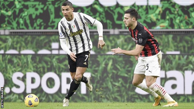 Cristiano Ronaldo (izda) y Diogo Dalot