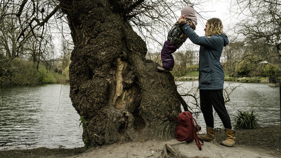 Мать и дочь в парке Копенгагена, 1 апр 20