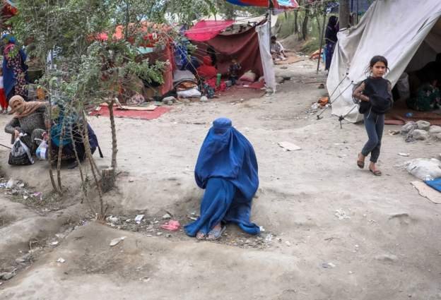 逃離塔利班掌控地區的女性說，她們被迫穿上罩袍。