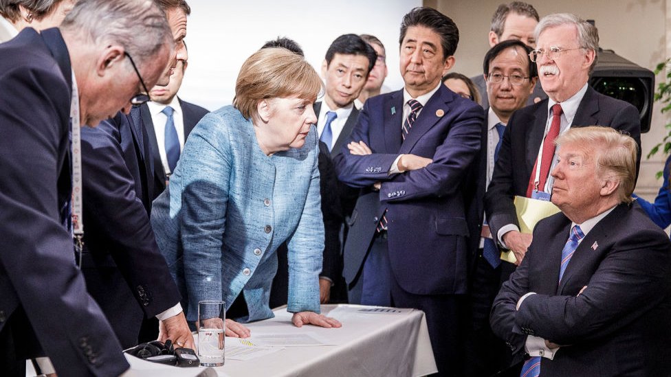 Ovo je fotografija kancelarije Nemačke vlade: Angela Merkel sa Trampom tokom drugog dana samita G7