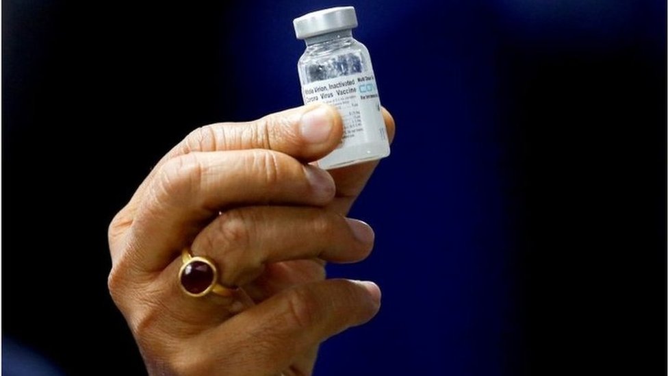 Ministro da Saúde indiano, Harsh Vardhan, exibe um frasco da Covaxin