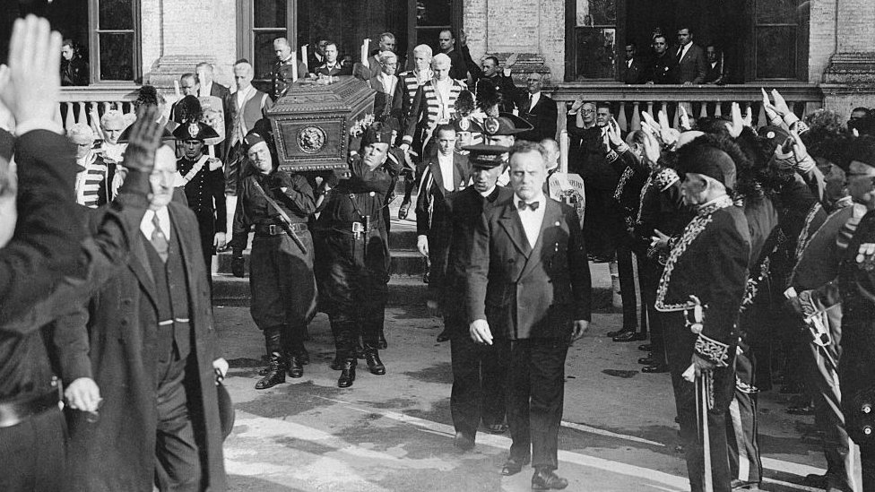Marconi murió el 20 July 1937 e Italia le dio un funeral de Estado. En Reino Unido, a la hora de su funeral, todos los transmisores de la BBC y la Oficina Postal observaron dos minutos de silencio. Procesión con ataúd de Marconi.