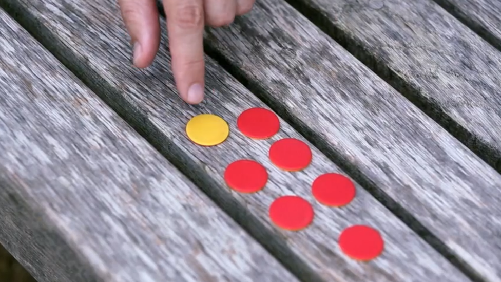 Ilustración de un embrión con células normales y una célula anormal. Ilustración de un embrión con células normales y una célula anormal.