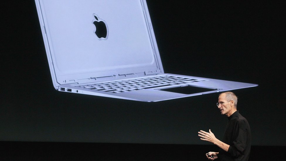Steve Jobs 2010 yılında MacBook Air'ı tanıtırken