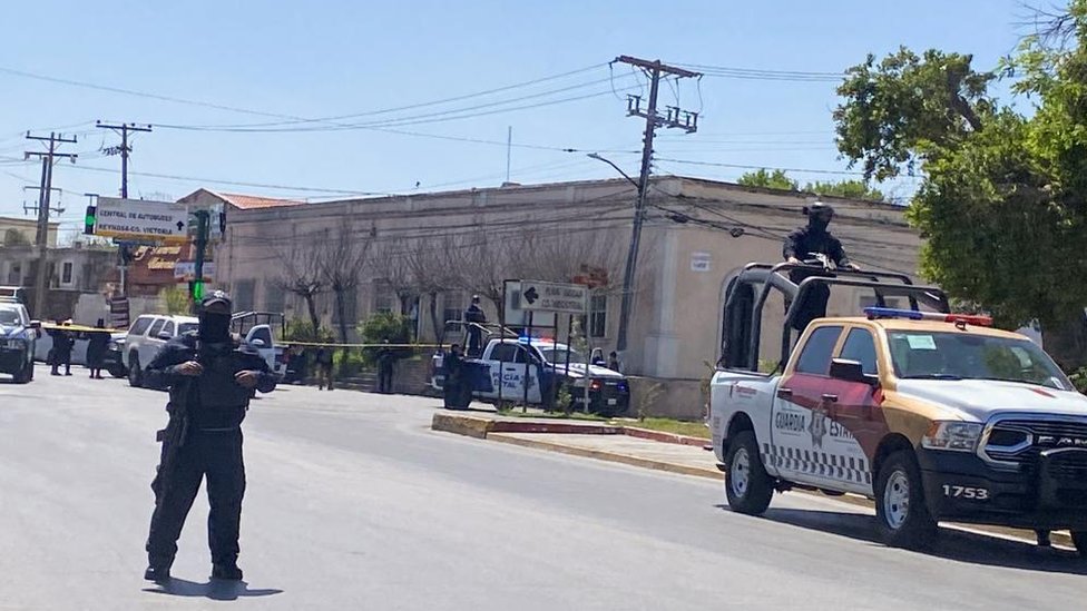 Agentes de la policía estatal montan guardia cerca de la escena del crimen en Matamoros, México.