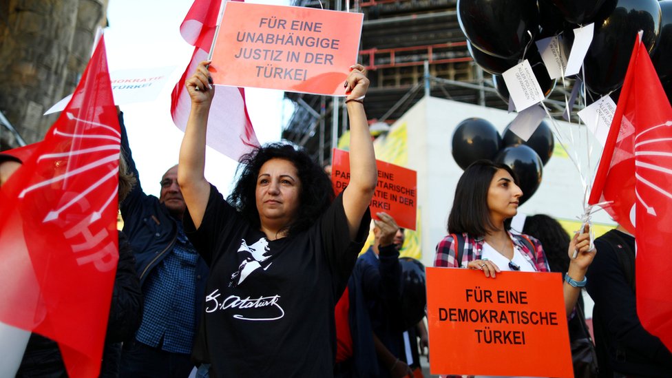 Демонстранты, призывающие к большей демократии и независимой судебной системе в Турции, приветствовали прибытие г-на Эрдогана 27 сентября