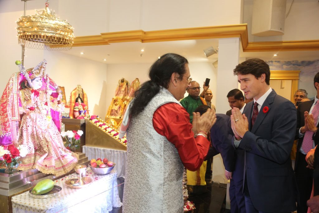 زار رئيس الوزراء الكندي جاستن ترودو معبد "فيشنو ماندير" الهندوسي خلال مهرجان ديوالي في 6 نوفمبر/تشرين الثاني، 2018 في ريتشموند هيل، أونتاريو ، كندا.