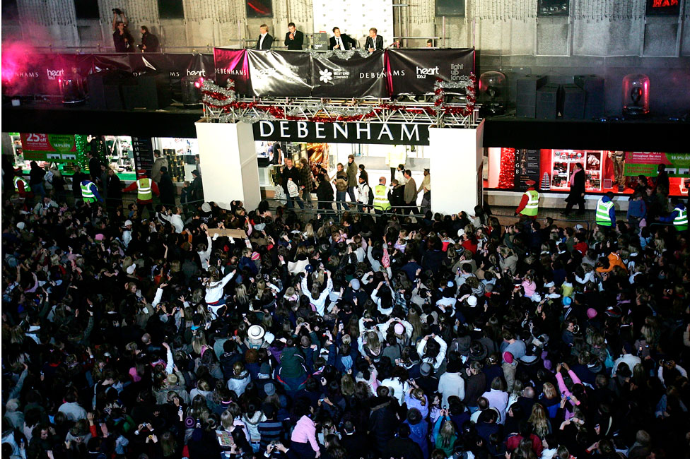 Westlife выступают перед толпой у магазина Debenhams