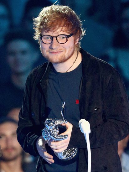 El brit'anico Ed Sheeran fue reconocido como el artista del año. Ed Sheeran