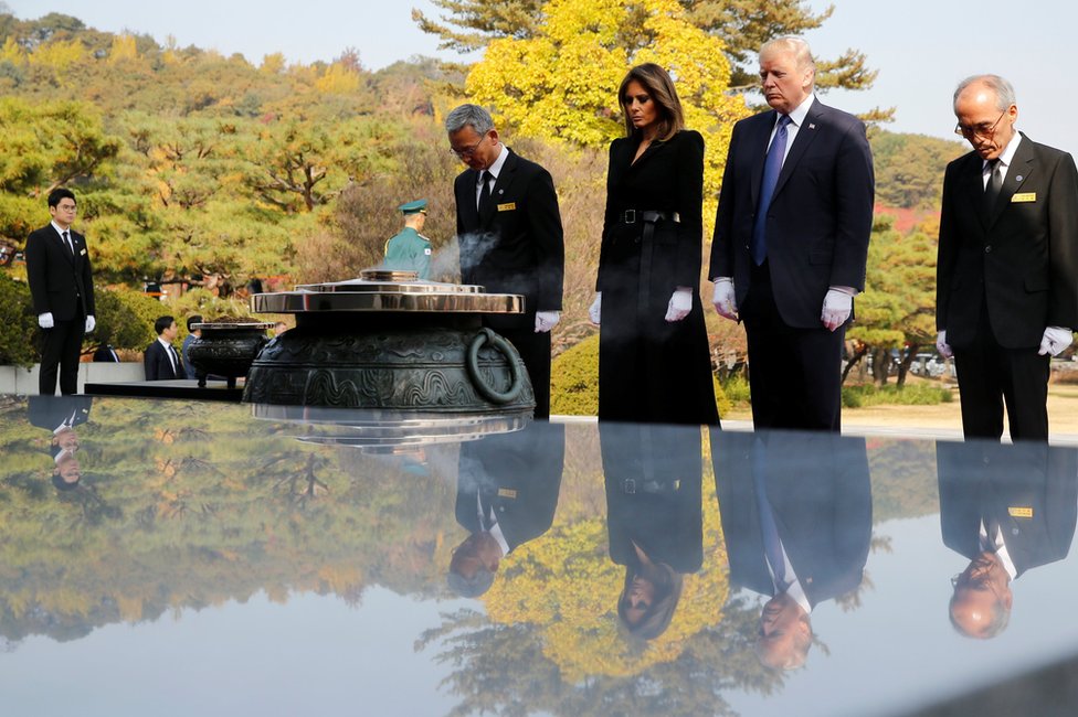 Президент США Дональд Трамп и первая леди Мелания присутствуют на церемонии возложения венков на Национальном кладбище в Сеуле, Южная Корея, 8 ноября 2017 года.