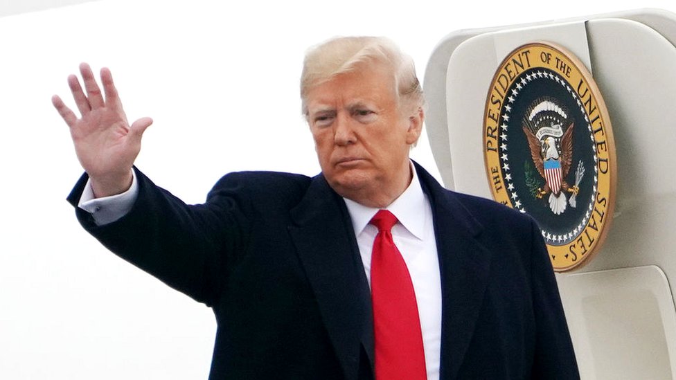 Donald Trump saludando desde la escalerilla del Air Force 1.