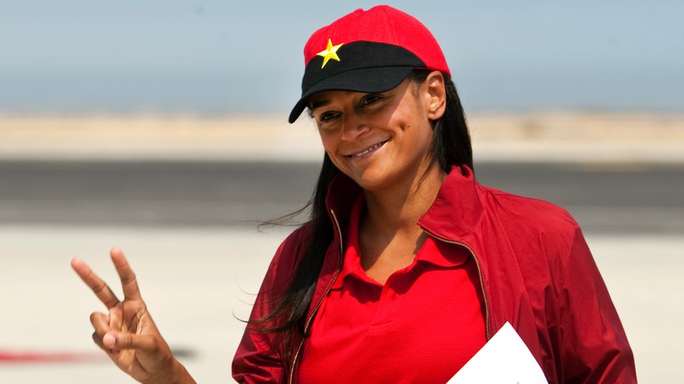 Aunque no se presentó como candidata, dos Santos apoyó públicamente al MPLA durante la campaña electoral. Isabel dos Santos ataviada con una gorra con la bandera del MPLA