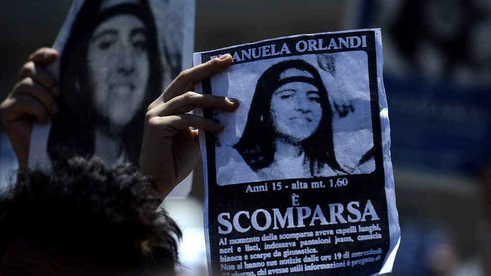 Un manifestante sostiene un póster con la imagen de Emanuela Orlandi.