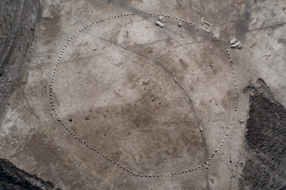 Еще одним свидетельством того, что это место имеет ритуальное значение, было открытие этого неолитического деревянного круга, возраст которого составляет от 4000 до 5000 лет